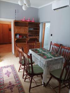 uma sala de jantar com uma mesa e algumas cadeiras em Kolon Vendégház em Zalavár