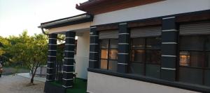 a building with black and white stripes on it at Kolon Vendégház in Zalavár