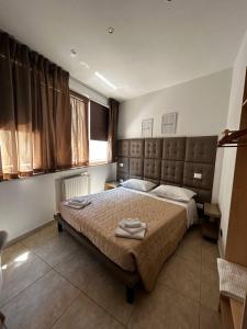 um quarto com uma cama grande num quarto em Insula Maris em Trani
