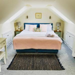 een slaapkamer met een groot bed met 2 nachtkastjes bij The Lemon Grove, Leyburn in Leyburn