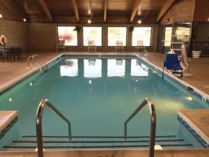 ein Pool mit blauem Wasser in einem Gebäude in der Unterkunft Quality Inn & Suites Harrington in Harrington