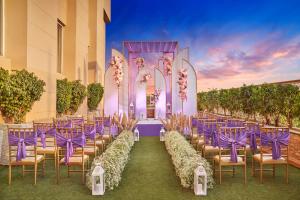 un lugar de celebración de bodas con mesas y sillas púrpuras en Vivanta Jammu City Centre, en Jammu