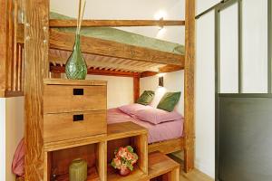 sypialnia z łóżkiem piętrowym w pokoju w obiekcie L'Epicéa - Appartement vue montagne w mieście La Bresse