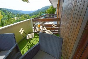 balkon z krzesłami i widokiem na góry w obiekcie L'Epicéa - Appartement vue montagne w mieście La Bresse