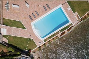 widok na duży basen w budynku w obiekcie Eretria Luxurious Seafront Villa w Chalkidzie