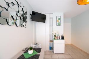 ein Wohnzimmer mit einer Wand aus Tassen an der Wand in der Unterkunft The Anatole - Cosy & calm apartment in Villeurbanne