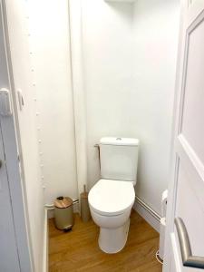 a bathroom with a white toilet in a room at Appartement centre-bourg de Bessines in Bessines-sur-Gartempe