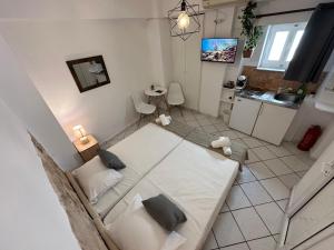 an overhead view of a living room and kitchen at Valente Rooms Kythira in Kythira