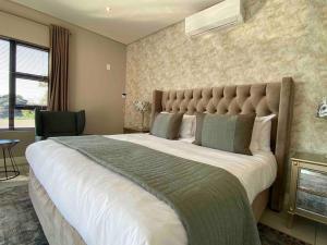 ein Schlafzimmer mit einem großen Bett in einem Zimmer in der Unterkunft Khaya Elihle Guest House in Hazyview