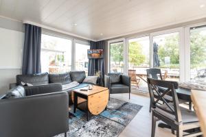 a living room with a couch and a table at Hafenresort Karnin _ Hausboot Pit in Karnin