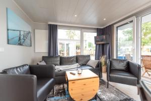 a living room with a couch and a table at Hafenresort Karnin _ Hausboot Pit in Karnin (Usedom)