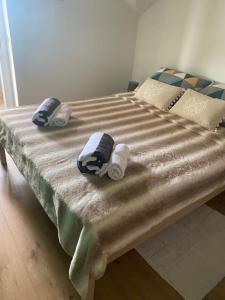 łóżko z trzema składanymi ręcznikami na górze w obiekcie Bokun Dunava w mieście Erdut