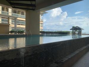 a swimming pool in the middle of a building at Simple & Cozy 1 Bedroom US Embassy, Roxas Blvd, Ermita, Manila in Manila