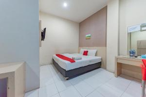 Postel nebo postele na pokoji v ubytování RedDoorz near Pasar Tarapung Siring Banjarmasin