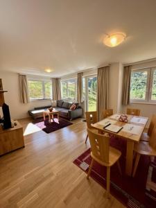 - un salon avec une table et un canapé dans l'établissement Obertauern Fewo Alps -Top 11 by Kamper, à Obertauern