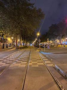 uma rua vazia à noite com luzes de rua em Avenue Louise em Bruxelas