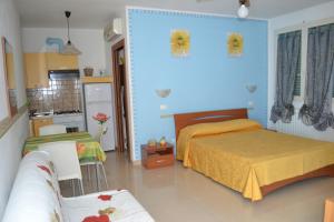 1 dormitorio con cama y pared azul en Residence Blu Marine, en Rímini