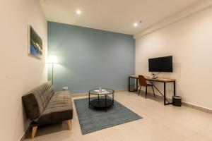 TV a/nebo společenská místnost v ubytování The Signature Serviced Suites Puchong