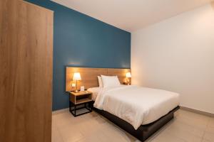 Postel nebo postele na pokoji v ubytování The Signature Serviced Suites Puchong