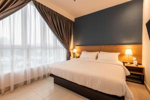 Postel nebo postele na pokoji v ubytování The Signature Serviced Suites Puchong
