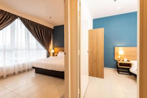 Postel nebo postele na pokoji v ubytování The Signature Serviced Suites Puchong