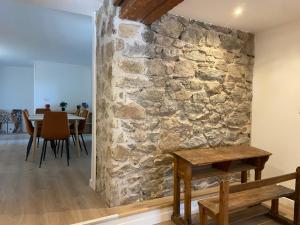 pared de piedra en un comedor con mesa en T3 bis bord du canal du midi piscine, en Homps