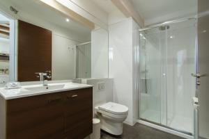 a bathroom with a toilet and a glass shower at Calixto Fernández de la Torre 2 in Valladolid