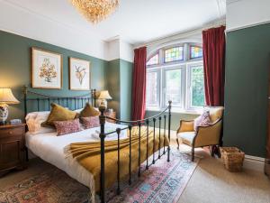 Ένα ή περισσότερα κρεβάτια σε δωμάτιο στο Interior Designed Stylish Flat in Fulham - 5 Min Walk to River Thames - Pass The Keys