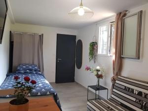 - une chambre avec un lit et une table fleurie dans l'établissement Excellent logement proche Paris, à Sceaux