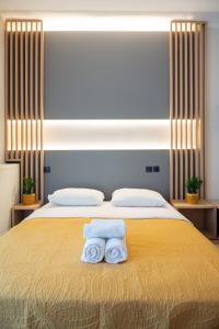 una camera da letto con un letto e due asciugamani di Stylish Apartment Xanthi - MenoHomes 5 a Xánthi