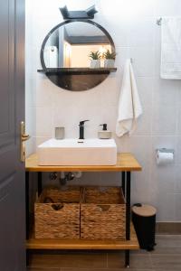 uma casa de banho com um lavatório e um espelho em Stylish Apartment Xanthi - MenoHomes 5 em Xanthi