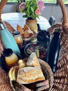a basket of bread and toast on a table at Le Hameau in Florent-en-Argonne