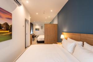 Postel nebo postele na pokoji v ubytování The Signature Serviced Suites Puchong