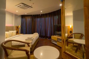 Postel nebo postele na pokoji v ubytování Emerald Hotel