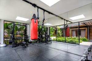 ein Bild eines Fitnessstudios mit roten Boxsäcken in der Unterkunft Villa Fiery by BaliSuperHost in Ubud