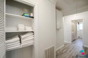 garderoba z białymi ręcznikami na półkach w obiekcie Meadows - Long Stays Welcome pets Fenced Yard w mieście Richmond Hill