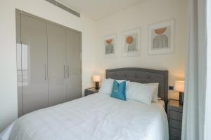 Letto o letti in una camera di Bright Apartment With Panoramic CityScape Views
