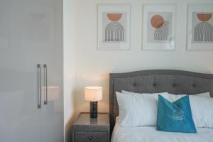 Letto o letti in una camera di Bright Apartment With Panoramic CityScape Views