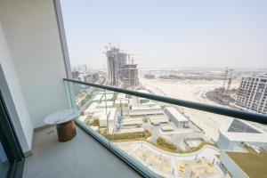 una finestra in un edificio con vista sulla città di Bright Apartment With Panoramic CityScape Views a Dubai