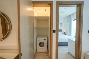 Letto o letti in una camera di Bright Apartment With Panoramic CityScape Views