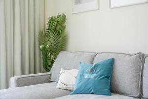Area soggiorno di Bright Apartment With Panoramic CityScape Views