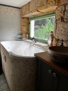 Foto dalla galleria di ENJOY Cozy Romance Hills Forest Gardens Views Sauna Whirlpool Bath a Jablonné v Podještědí