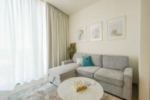 Area soggiorno di Bright Apartment With Panoramic CityScape Views