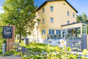 un edificio con un cartello davanti di JUFA Hotel Garni Stubenberg am See a Stubenberg