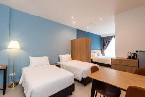 Postel nebo postele na pokoji v ubytování The Signature Serviced Suites Puchong