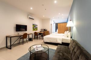 Postel nebo postele na pokoji v ubytování The Signature Serviced Suites Puchong