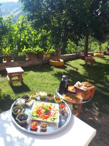 Vinland Villa Atalar في طرابزون: طاولة عليها عدة أطباق من الطعام