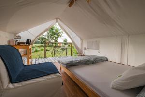 Postel nebo postele na pokoji v ubytování Glamping Kolpa Resort