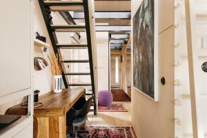 Habitación con escritorio y escalera con pasillo. en HOUSEBOAT FRED Prague en Praga