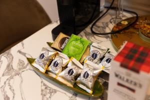 un plato de comida en una mesa en Boutique Apartment in Camden road en Londres